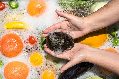 在肥皂水中清洗水果和蔬菜进行图片