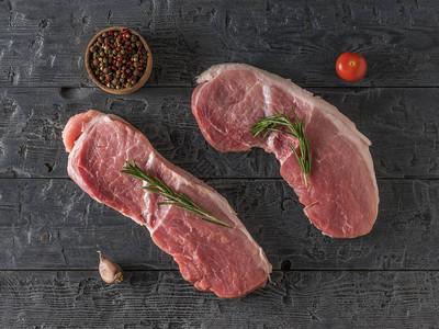 木制桌上牛排的猪肉烹饪肉盘的成分从图片