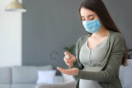 在家中使用消毒剂的孕妇图片