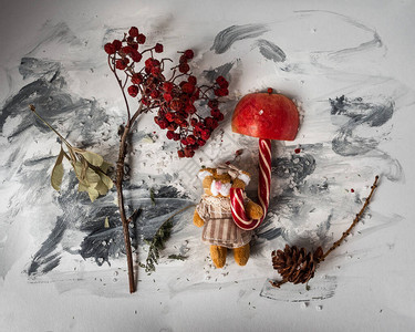 以一连排突袭一只玩具熊和由糖果和苹果的一部分组成的伞背景图片