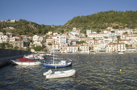 希腊Peroponnese的港口和城镇Gythi图片
