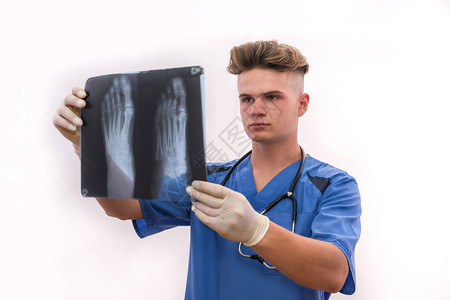 医疗概念年轻医生检查病人的X图片