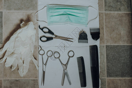 供家庭使用的梳子剪剃刀图片