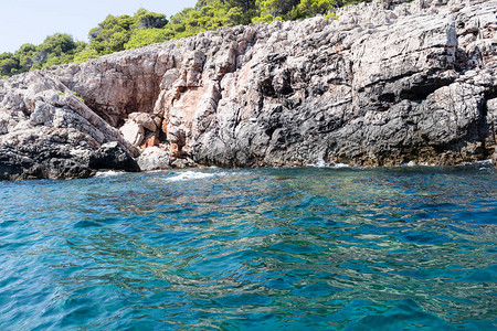 Dubrovnik海观与悬崖和岩石海水从海洋中部冲图片