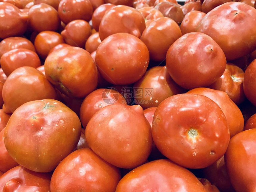 超市鲜红番茄的背景图片