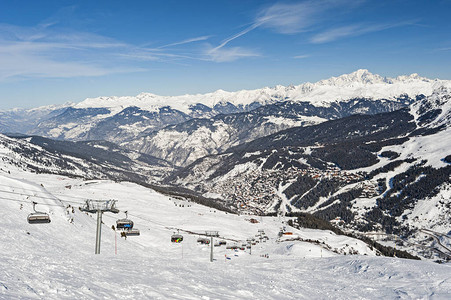 在冬季高山度假胜地以椅子起重机俯视滑雪图片