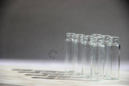 透明玻璃的实验室玻璃器皿实验室研发理念化学或医学测试科学家样本图片