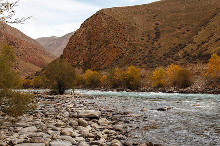 加勒万河谷Kokemeren河是位于吉尔斯坦纳伦省Jumgal区Naryn河的右支流背景