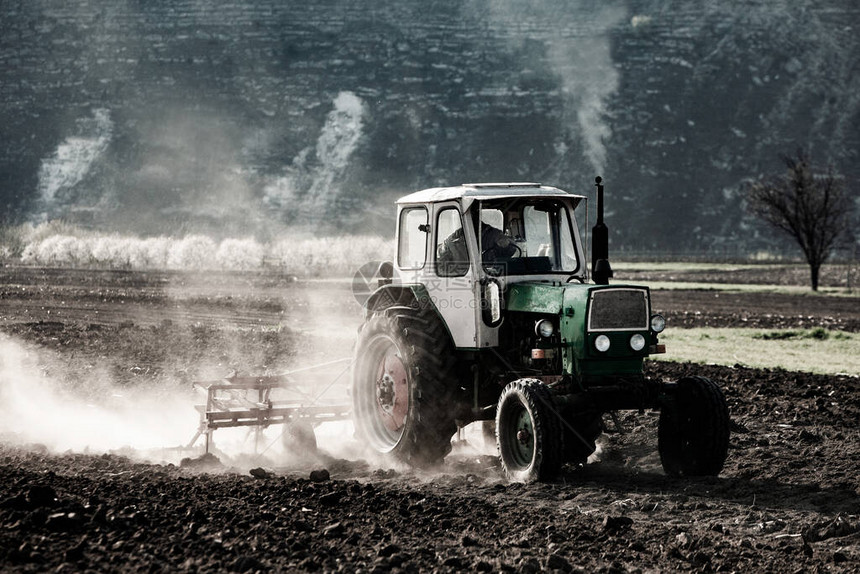 拖拉机准备土地的农民在农田从事农业工作用拖拉机耕地的农业工作欧洲摩尔多瓦农图片