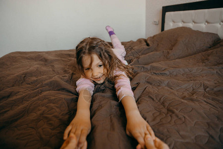 儿童女孩有趣的睡衣和拉手图片