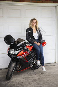 在车库门前靠着运动摩托赛车图片