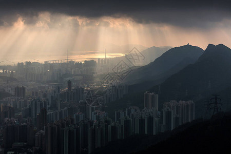 与城市景观的日落山在香港图片