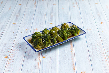装饰盘子上的西兰花卷心菜木背景图片