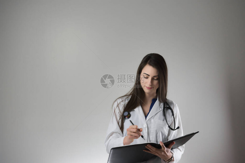 女医疗保健专业人员在灰色背景下对病图片