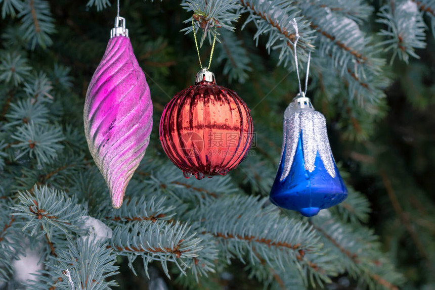 圣诞装饰冰棒灯泡和在街上圣诞树上的铃图片