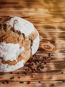 谷物工匠面包自制面包儿子深色木桌的质朴面包自创面包用香料俯视图适图片
