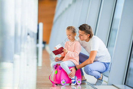父亲和小女儿在国际机场快乐的一家人图片