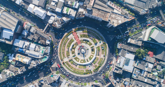 环路与现代建筑绿色城市公园空中视图的现代图片