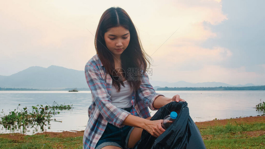 快乐的年轻亚洲活动家在海滩上收集塑料垃圾韩国女志愿者帮助保持自然清洁和捡拾垃圾关于环境保护污图片