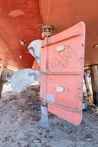 在沿海旧造船厂重建工程期间搭桥的轮船销图片