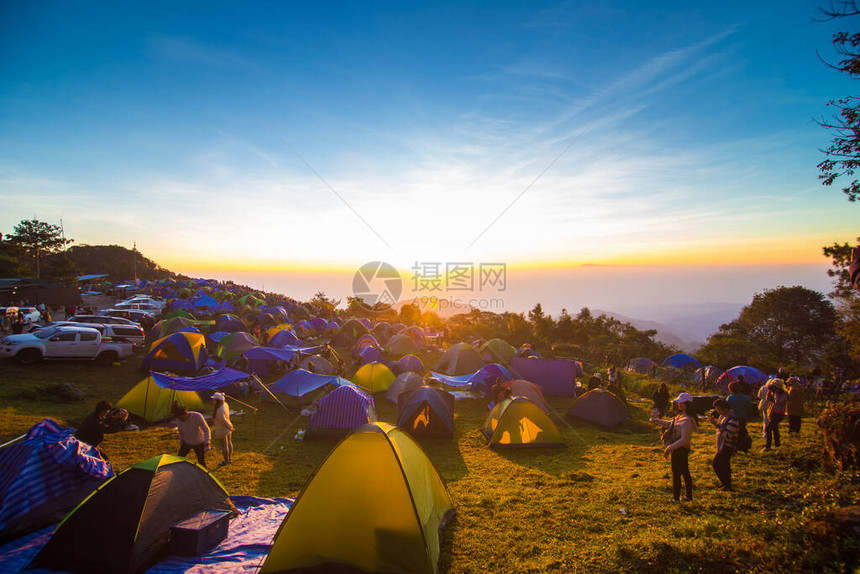 徒步山晨日出自然休闲露营帐篷群图片