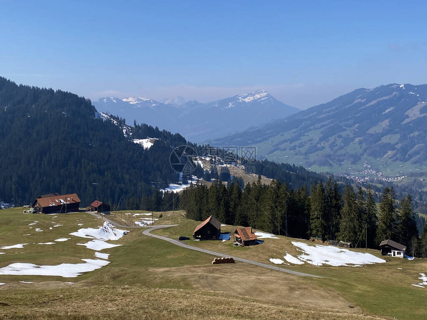 瑞士艾因西德伦瑞士施维茨州阿尔卑斯山谷和阿尔卑斯河沿岸的家庭牲畜农场和传统乡村图片