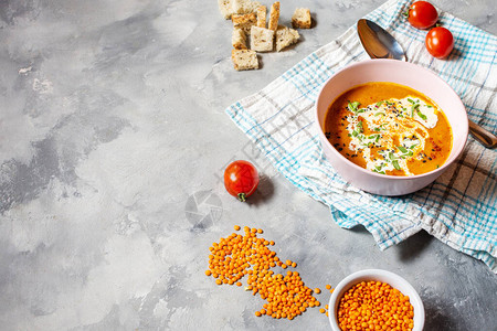 美味的扁豆汤混凝土桌上加重奶油和红铃椒图片