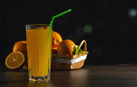 木桌上新鲜水果的新鲜橙汁酒杯图片