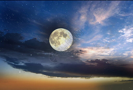 月亮和星在日落海的夜晚繁星点图片