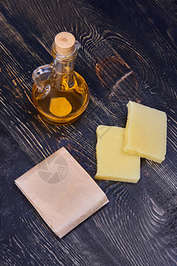 木制背景的天然手工肥皂条生态纸包装中的背景图片