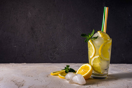 莫吉托鸡尾酒加柠檬柠檬和薄荷图片