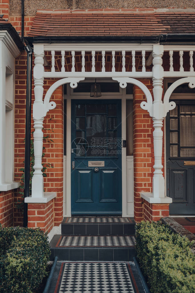 传统Edwardian房子前门有彩色玻璃图片