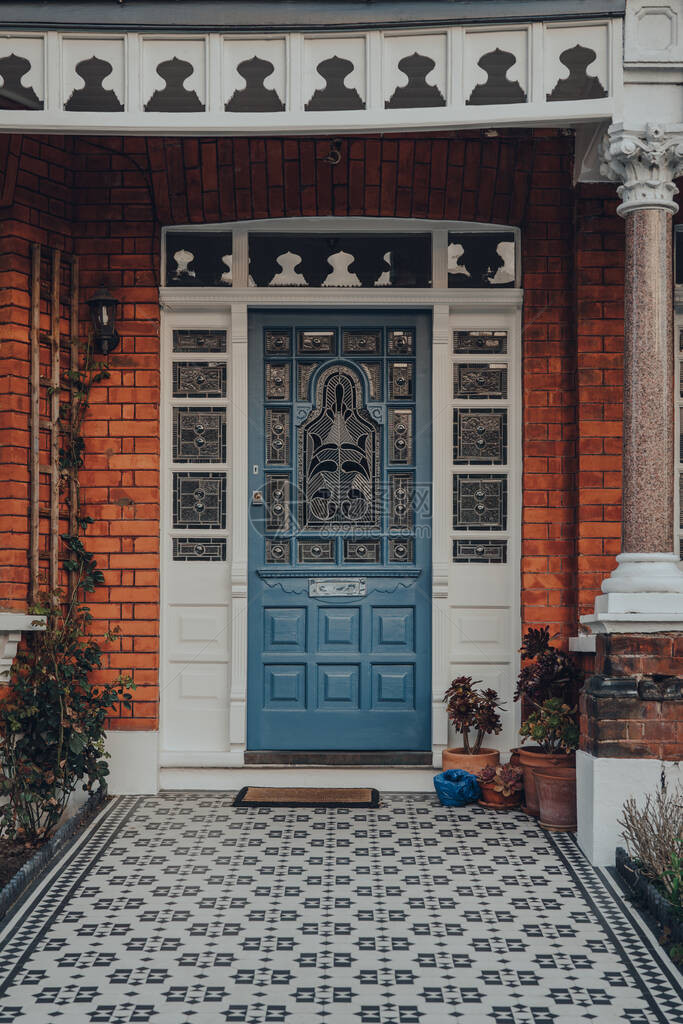 蓝色彩玻璃木制门在英国伦敦的一所传统的Edwardian房子有图片