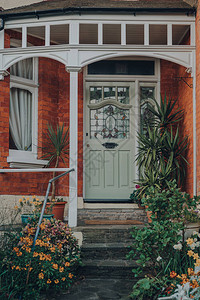 位于英国伦敦的一座传统的Edwardian房屋前门有浅图片