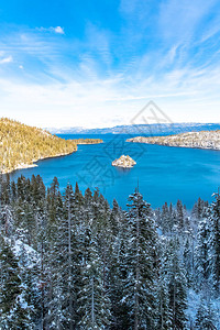 Tahoe湖翡翠湾的全景冬天阳图片
