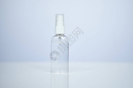 白色桌子上的塑料喷雾中的消毒剂冠状保护COVID图片