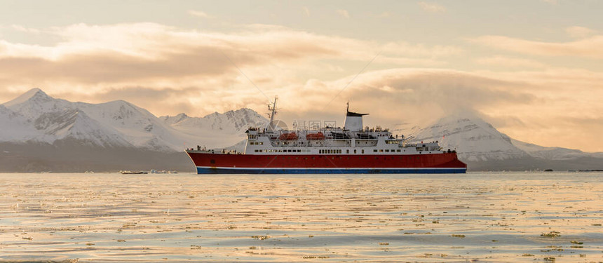 北极海探险船图片