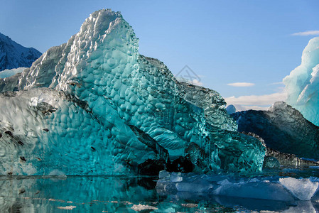 北冰洋的蓝色大冰块图片