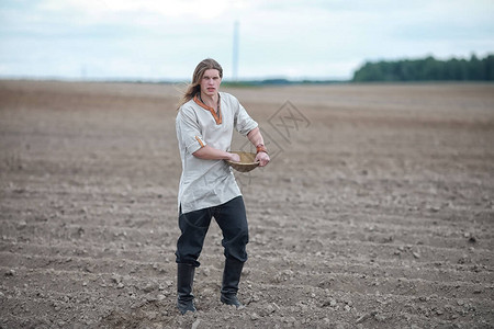 一位斯堪的纳维亚年轻农民在田地图片