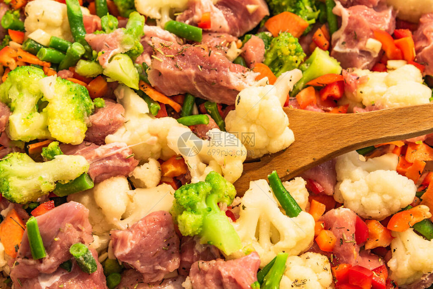 烹饪冷冻和新鲜蔬菜和肉类的炖菜图片