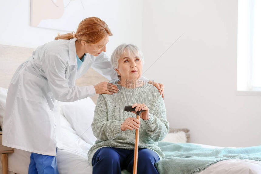 患有精神残疾的老年妇女在家请医生看图片