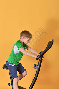 孩子骑固定的自行车去图片
