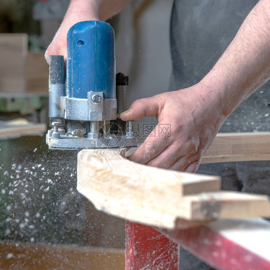 木材铣削过程中细木工中电动铣刀的细节图片