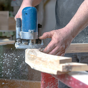 木材铣削过程中细木工中电动铣刀的细节图片