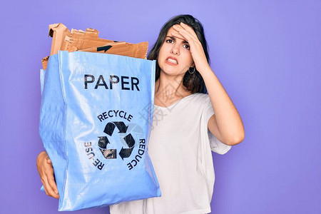 年轻漂亮的女人拿着回收纸板袋容器回收生态环境图片