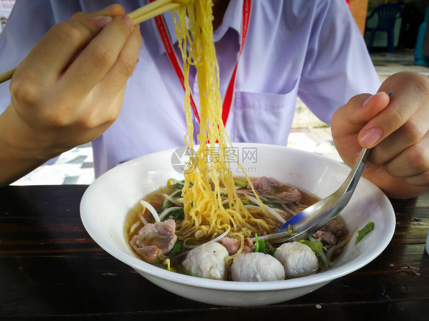 黄面配肉丸清汤猪肉或汤图片