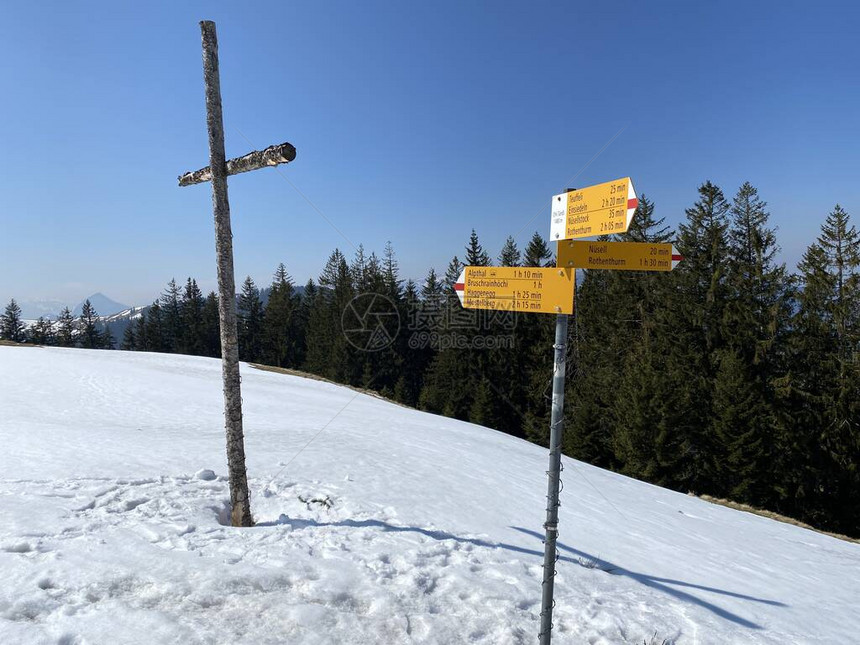 阿尔卑斯山高谷和瑞士中部的山上的登山路标和记图片