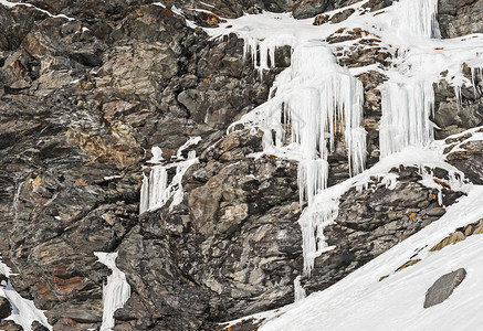 冰雪覆盖着冰雪的冰冻瀑布山边图片