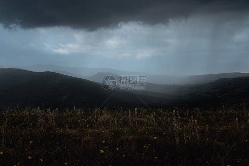 在山上的雨云的美妙景色戏剧和风景如画的场景地点Klimentyev山图片