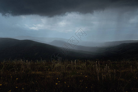 在山上的雨云的美妙景色戏剧和风景如画的场景地点Klimentyev山图片